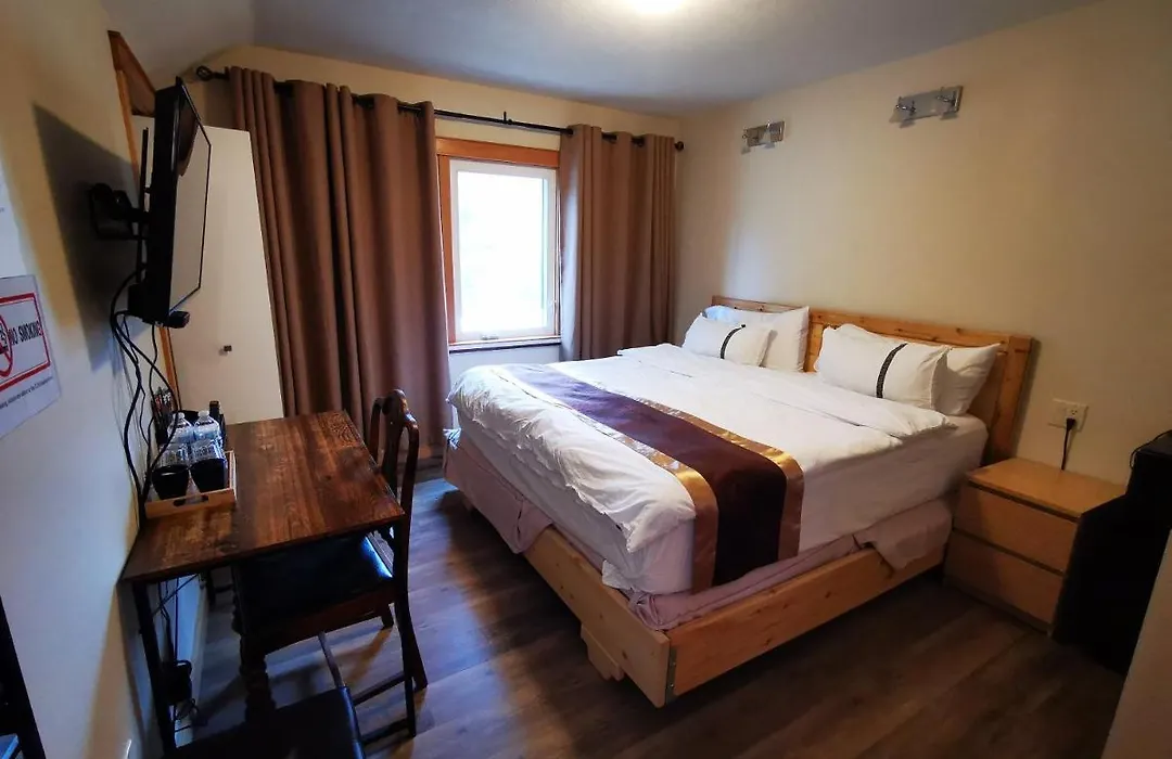 Riverfront Estate Bed&Breakfast Banff-1